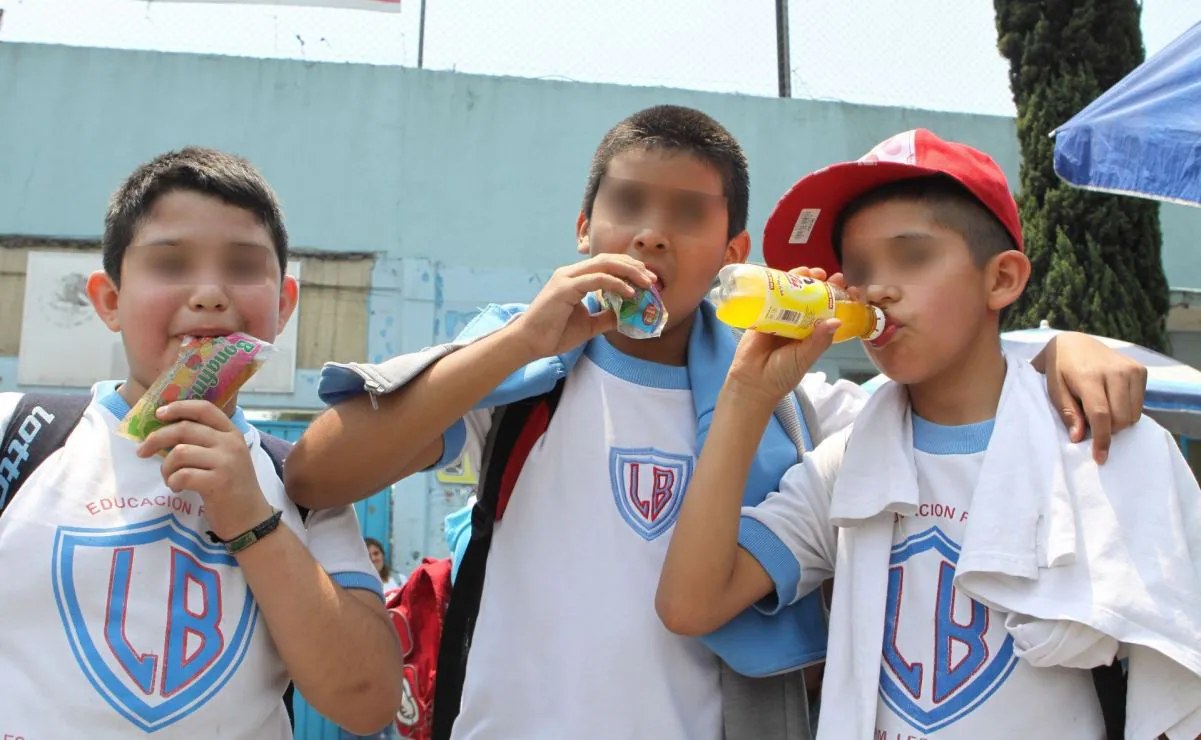 Denuncian jugos escolares con más azúcar que refrescos