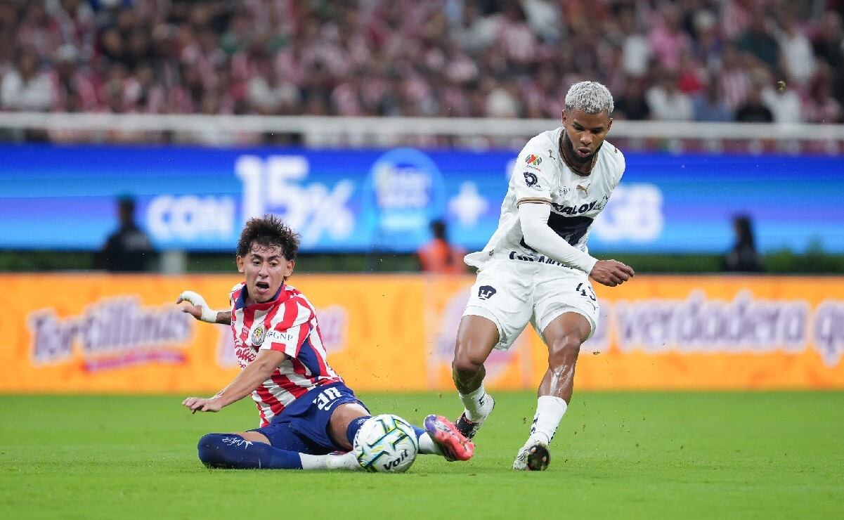 Pedro Vite ignora protocolo del Himno Nacional en partido