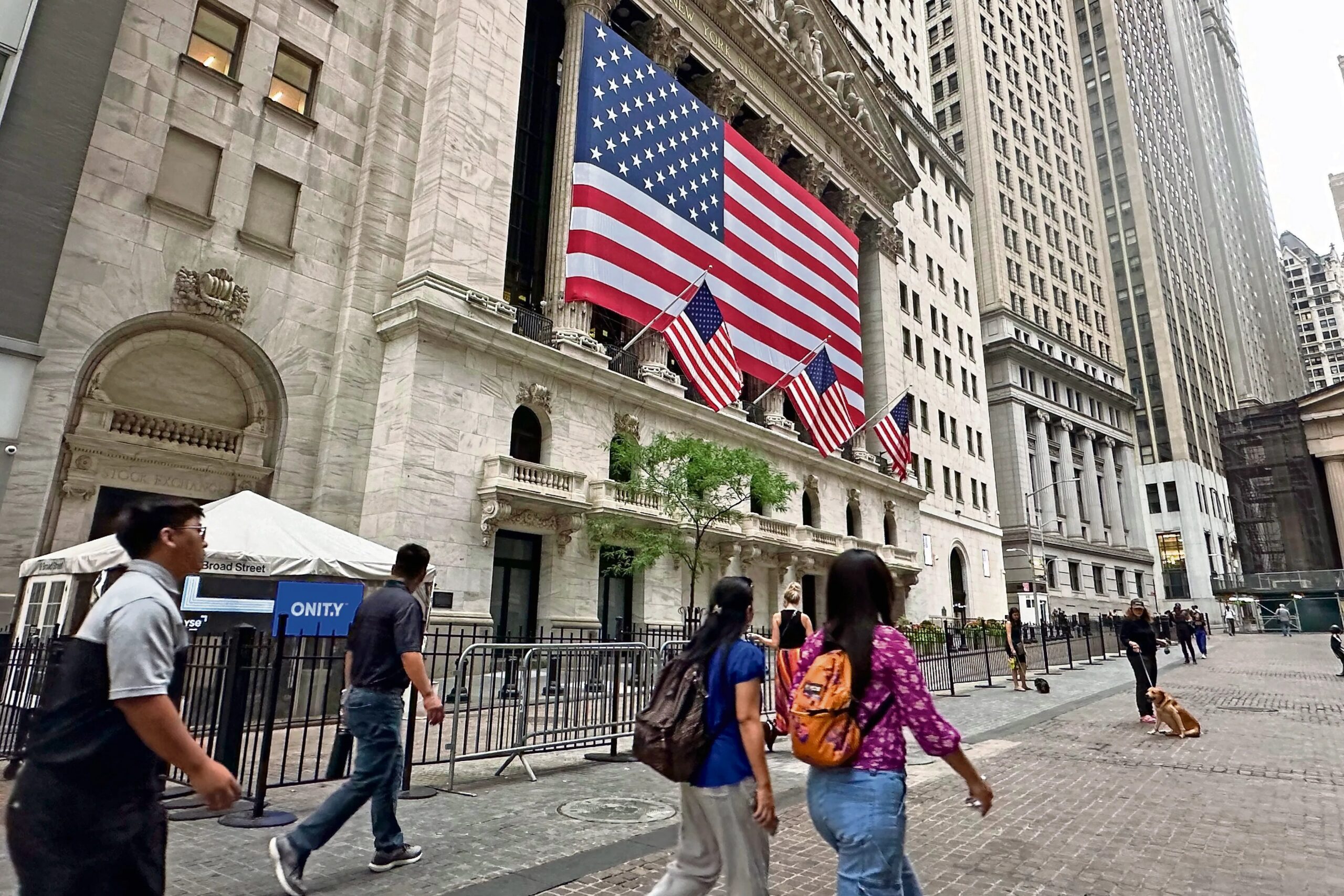 Casa Blanca critica subida de tasas de interés de la Fed