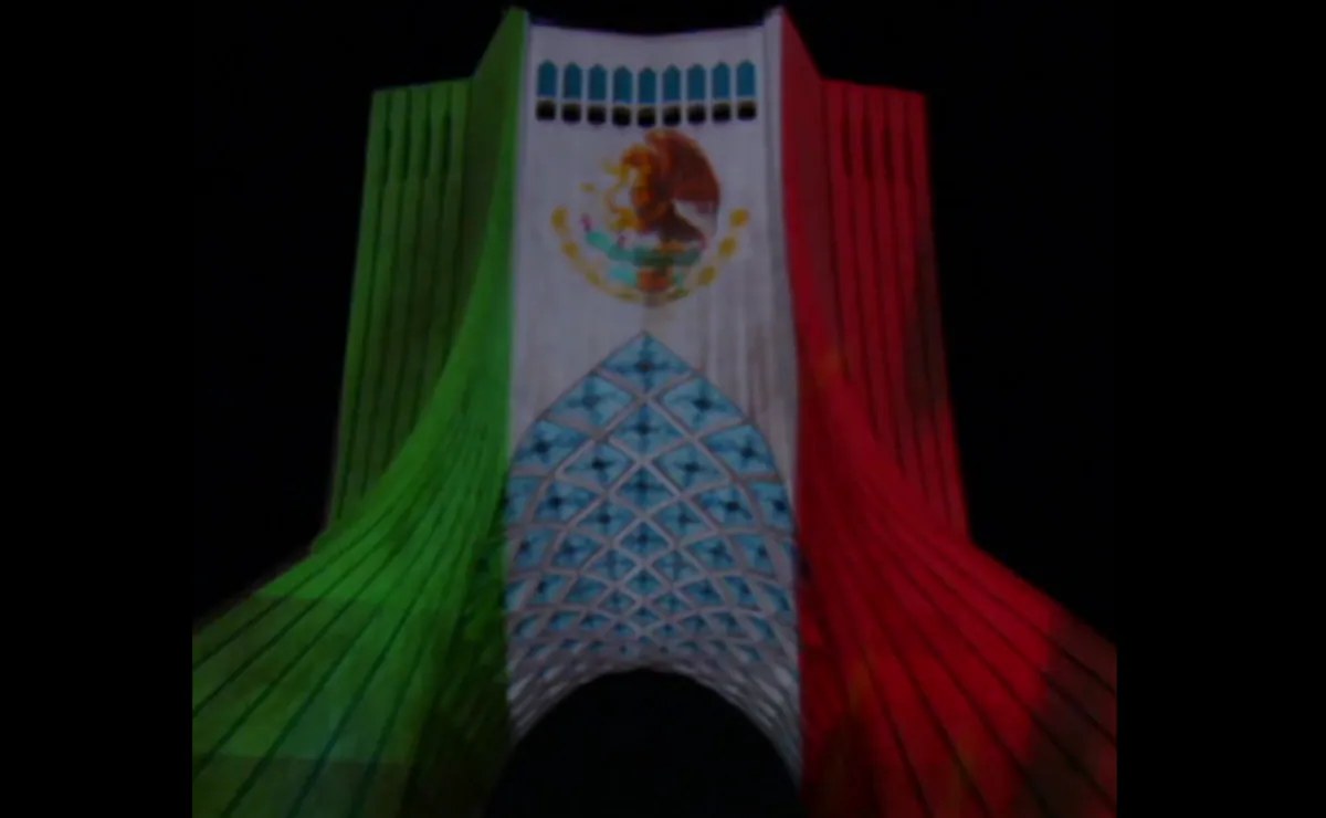 Iluminan Torre Azadi con colores de bandera mexicana