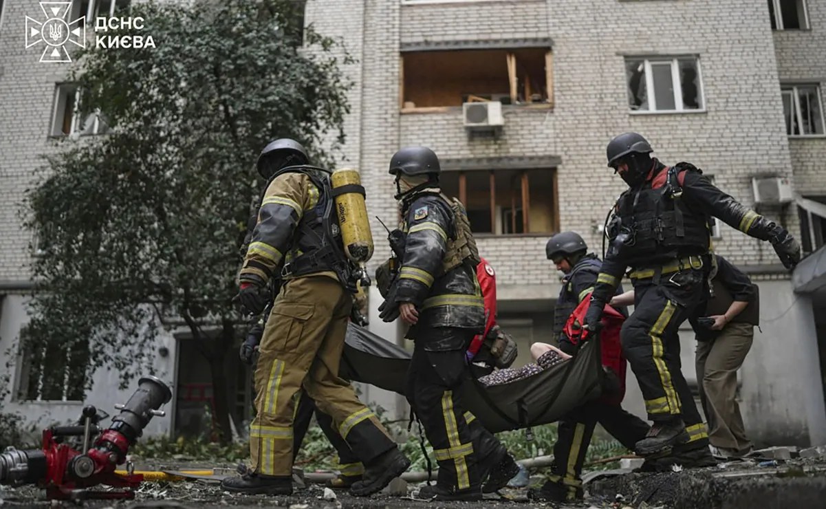 Dron ruso impacta edificio en Kiev y causa víctimas