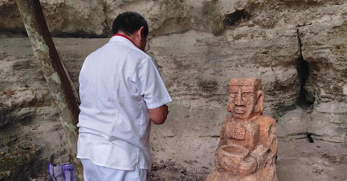 Instalan escultura maya en cenote de Sacalaca