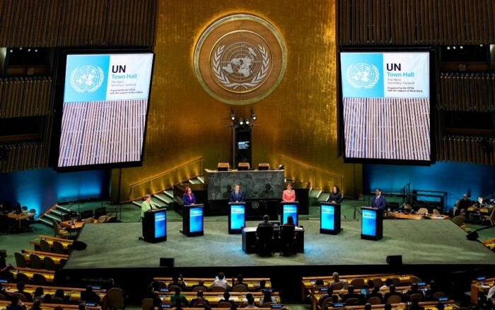 Costarricense Grynspan lidera sondeo para ONU