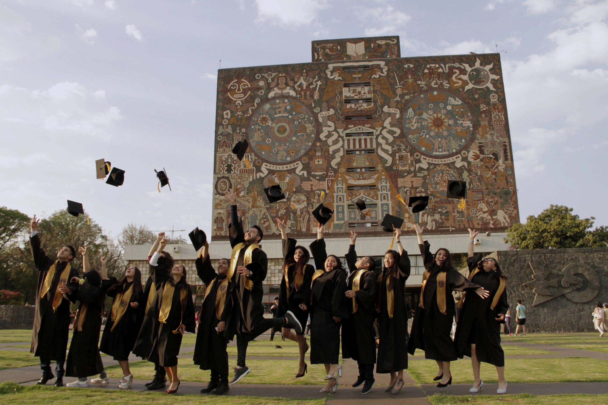PRI propone gratuidad en trámites de titulación en México