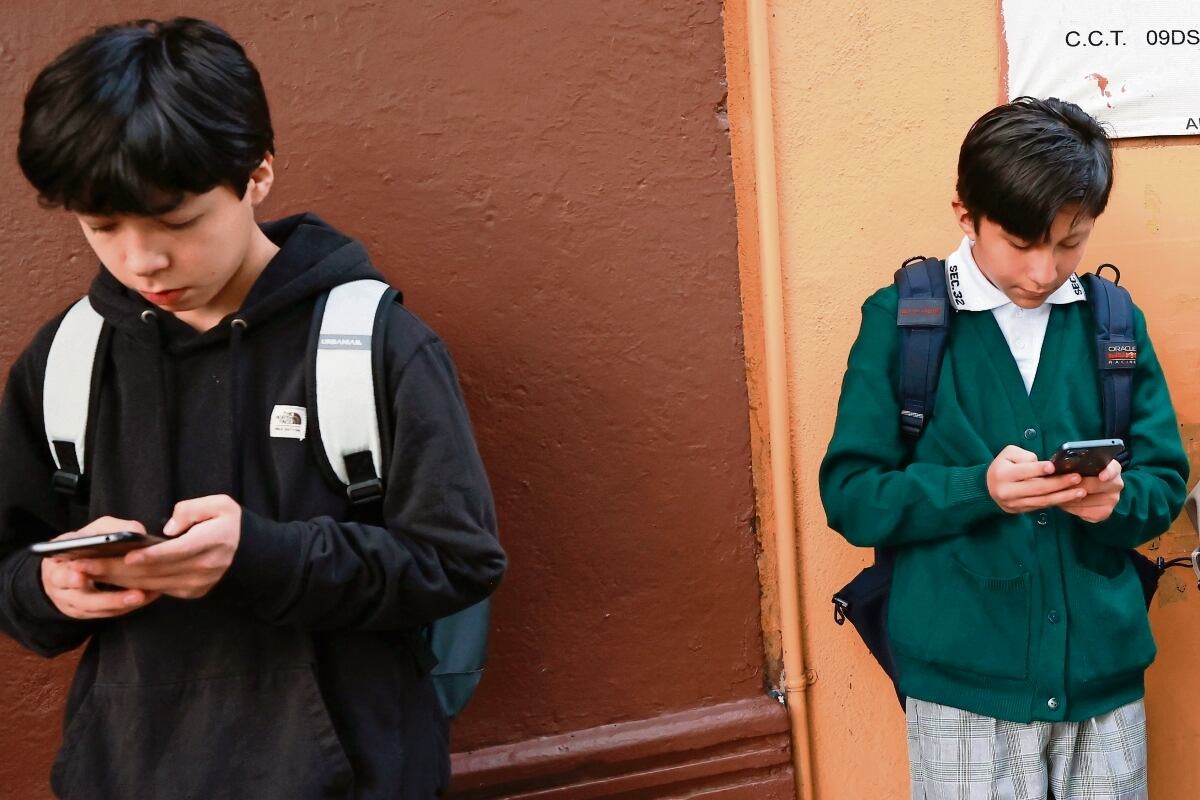 SEP prepara restricciones a celulares en escuelas mexicanas