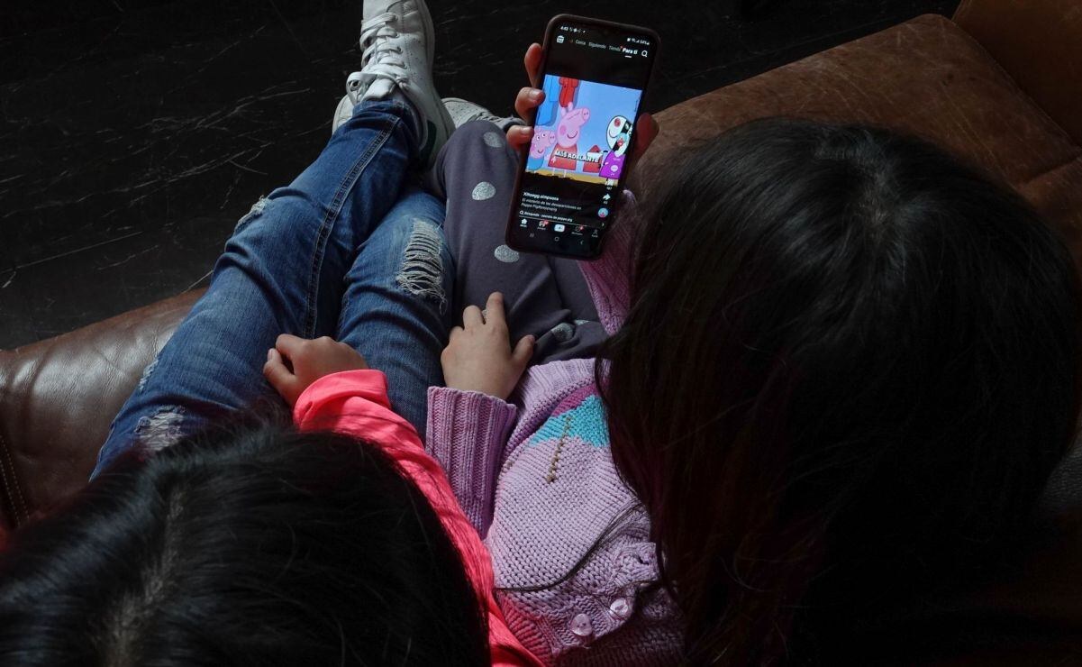 Jóvenes mexicanos pasan 90 días al año frente al teléfono