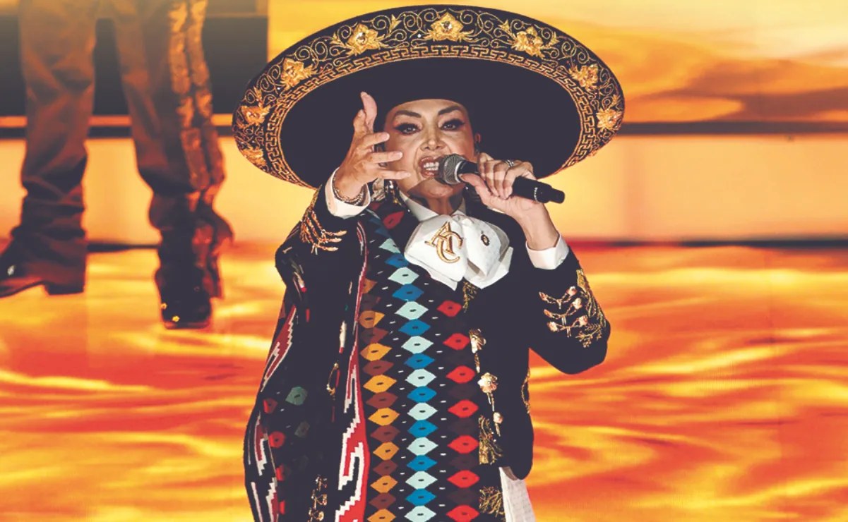 Aída Cuevas impone el traje de charra en 50 años de carrera