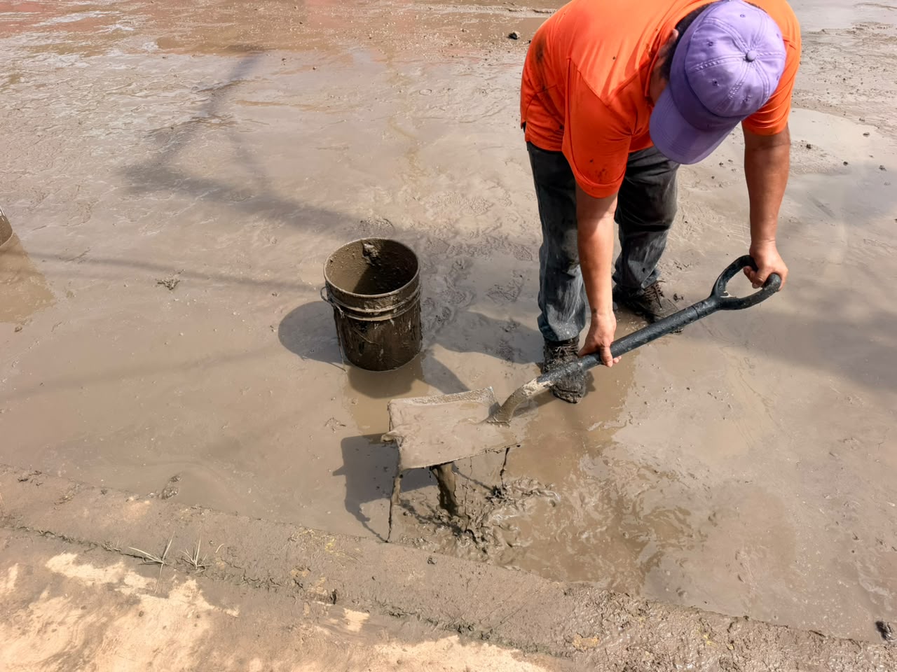 Lázaro Cárdenas rehabilita vialidad afectada por inundaciones