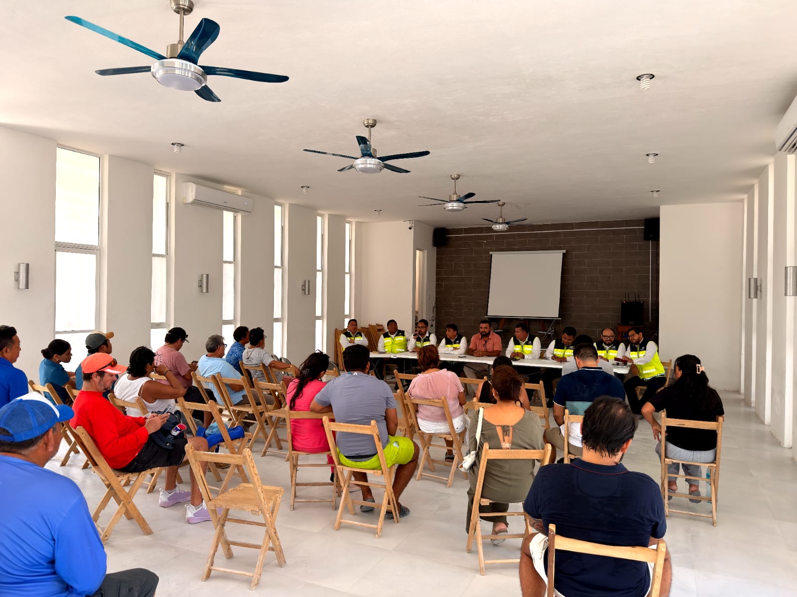 Ayuntamiento de Lázaro Cárdenas impulsa mejoras eléctricas en Holbox