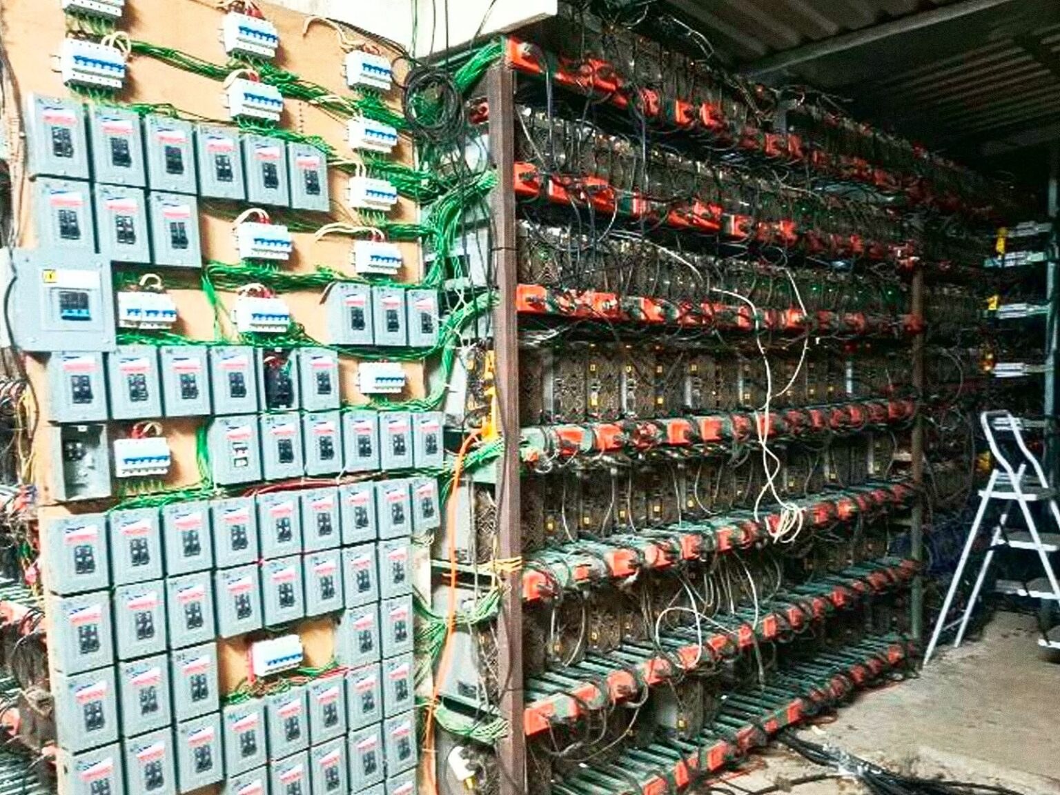 Aseguran inmueble con 300 equipos para minería en Puebla