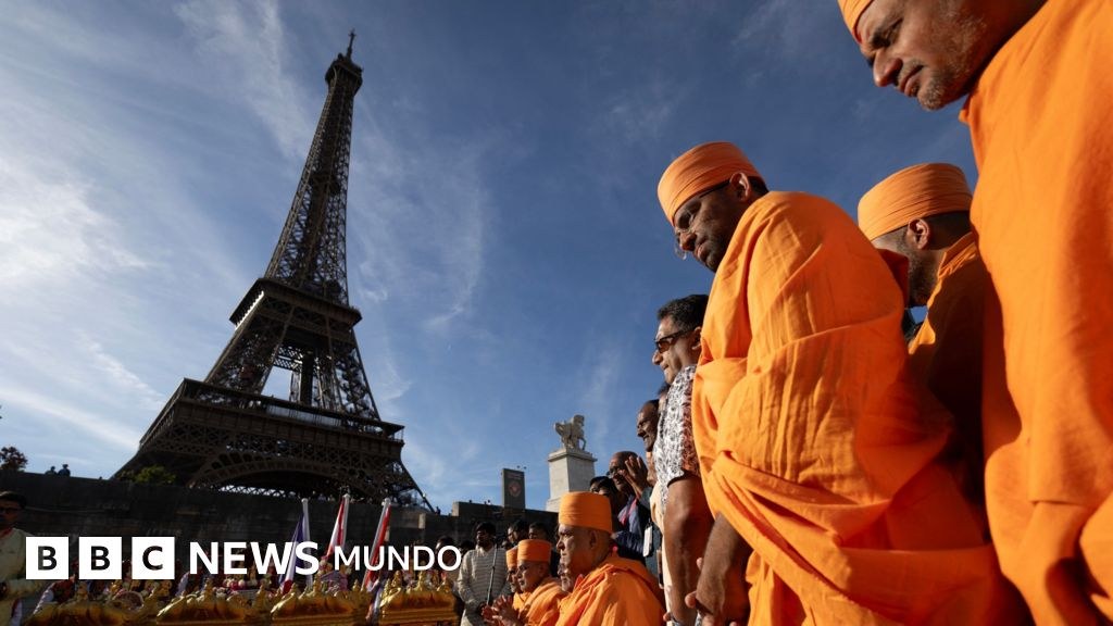 Investigan sustitución de personal femenino en Torre Eiffel