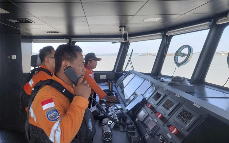 Naufragio en Indonesia deja seis muertos y 130 desaparecidos