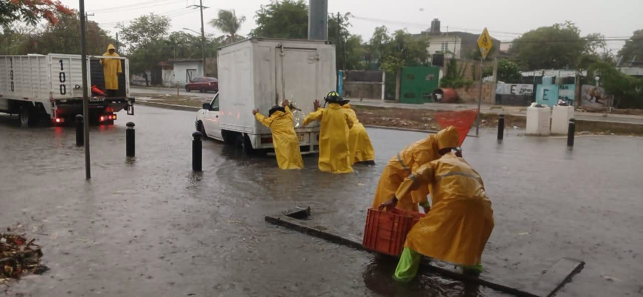 Brigadas atienden fuertes lluvias y mantienen vialidad en Cancún
