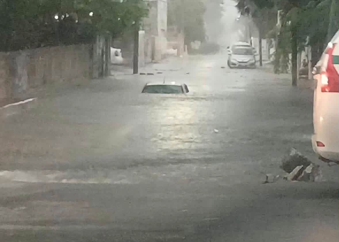 Fuertes lluvias afectan vialidades en Cancún este martes
