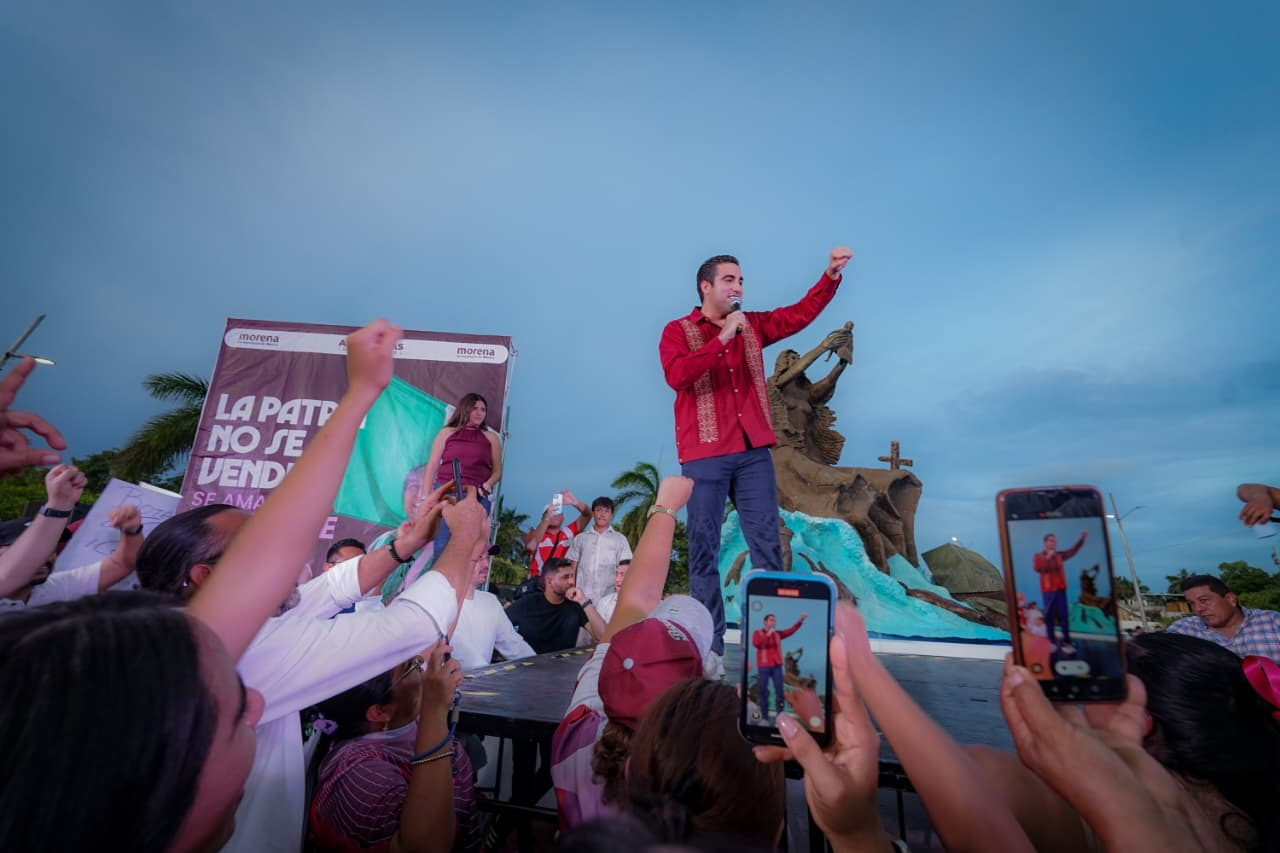 Gino Segura lidera marcha de 10 mil en Chetumal por Morena