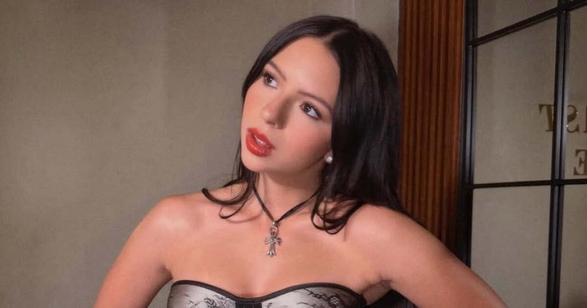 Ángela Aguilar reconoce errores en su adolescencia pública