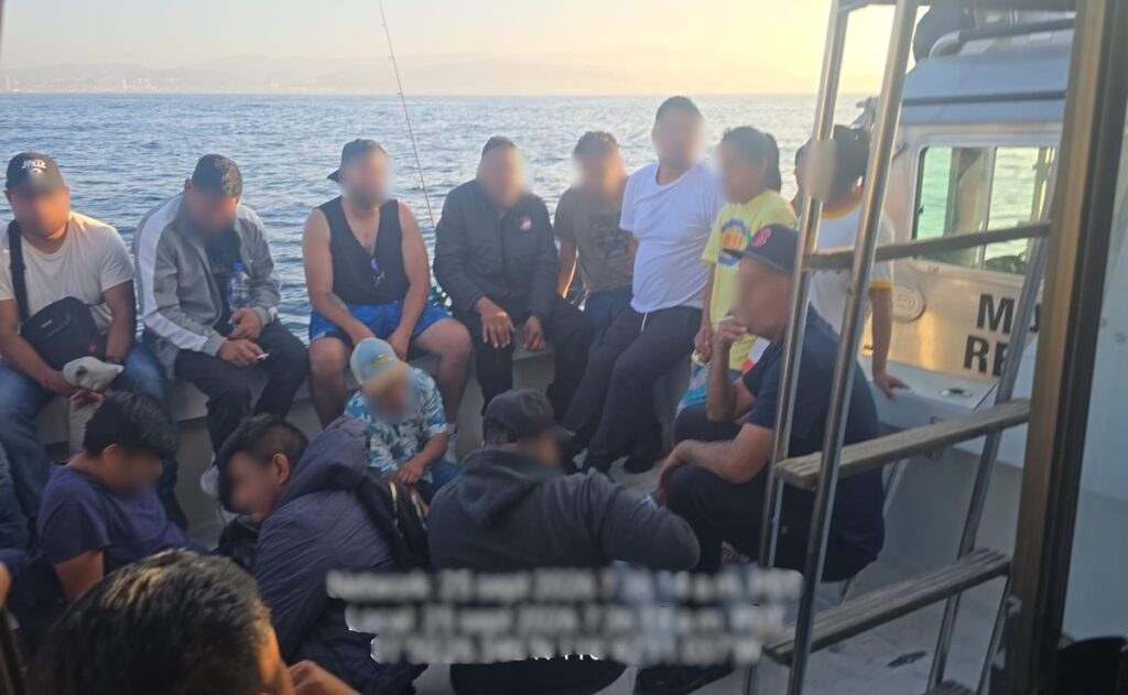 Marina rescata a 45 mexicanos cerca de Ensenada