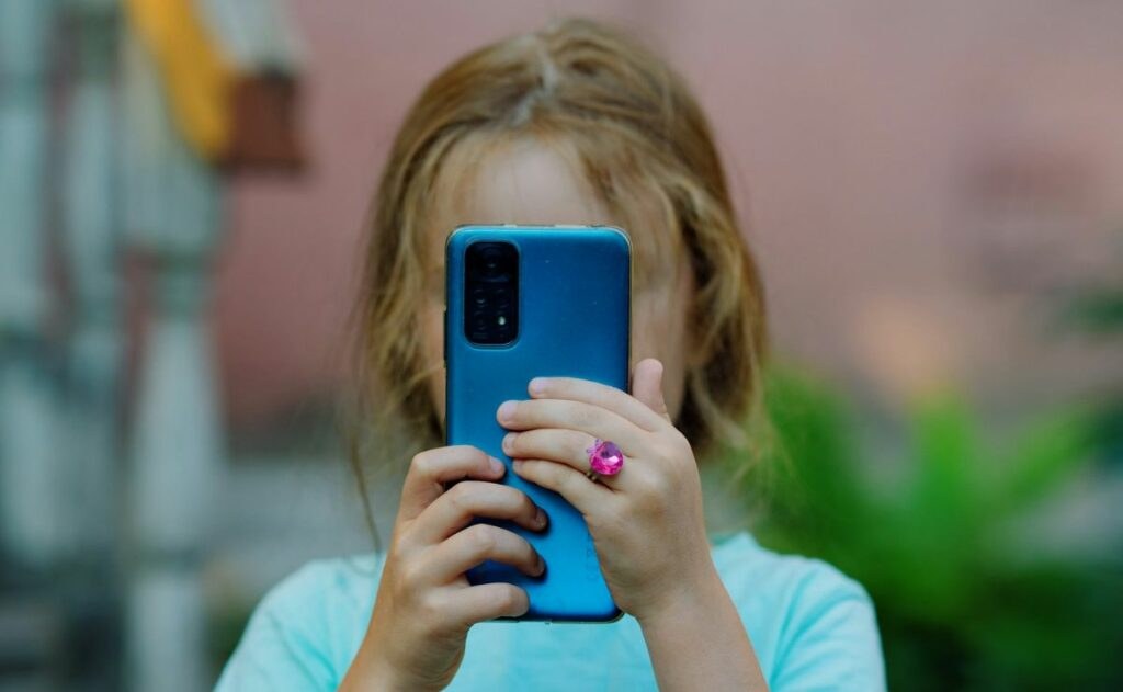 Unión Europea limitará redes sociales para menores de 13 años