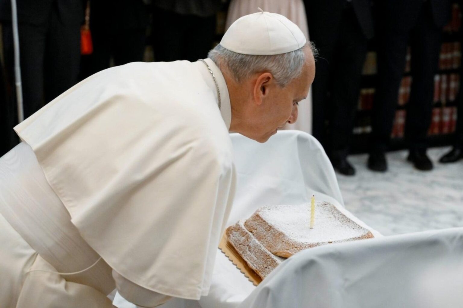 Papa León XIV celebra 71 años con exposición en Vaticano