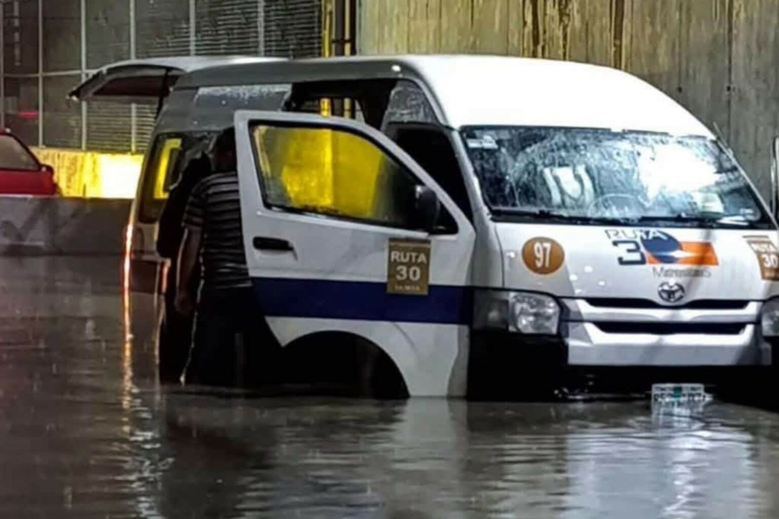 Mueren seis por fuga de gas en transporte en Tultitlán