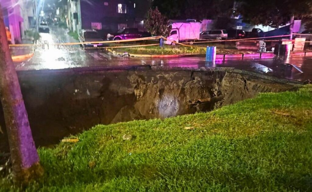 Lluvias causan socavón de 30 metros en Tonalá, Jalisco