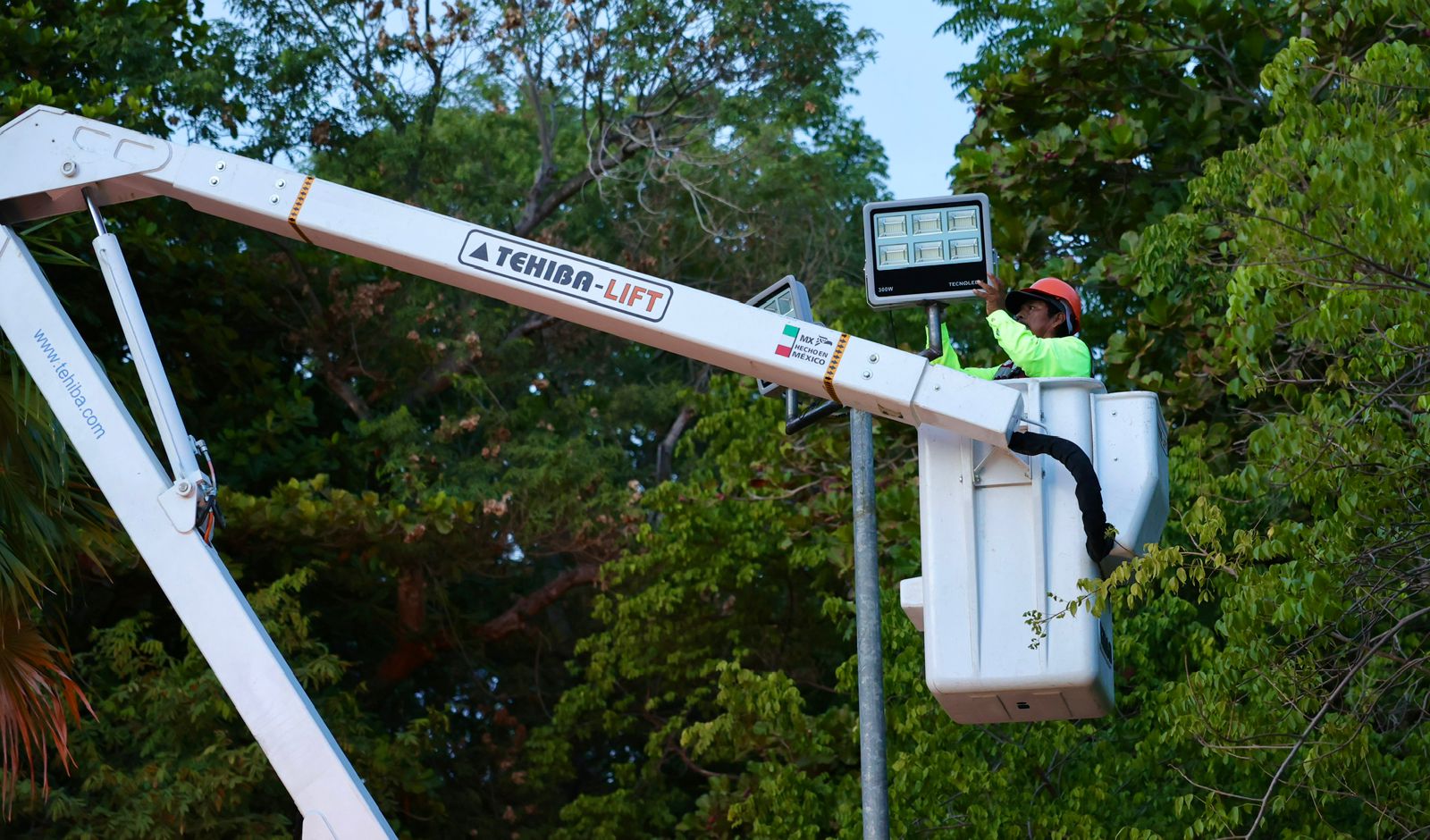 Ayuntamiento ilumina parque en SM 4 para seguridad ciudadana