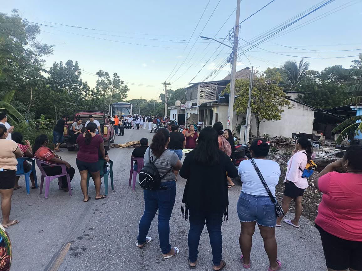 Padres bloquean carretera por domo inconcluso en Chumpón