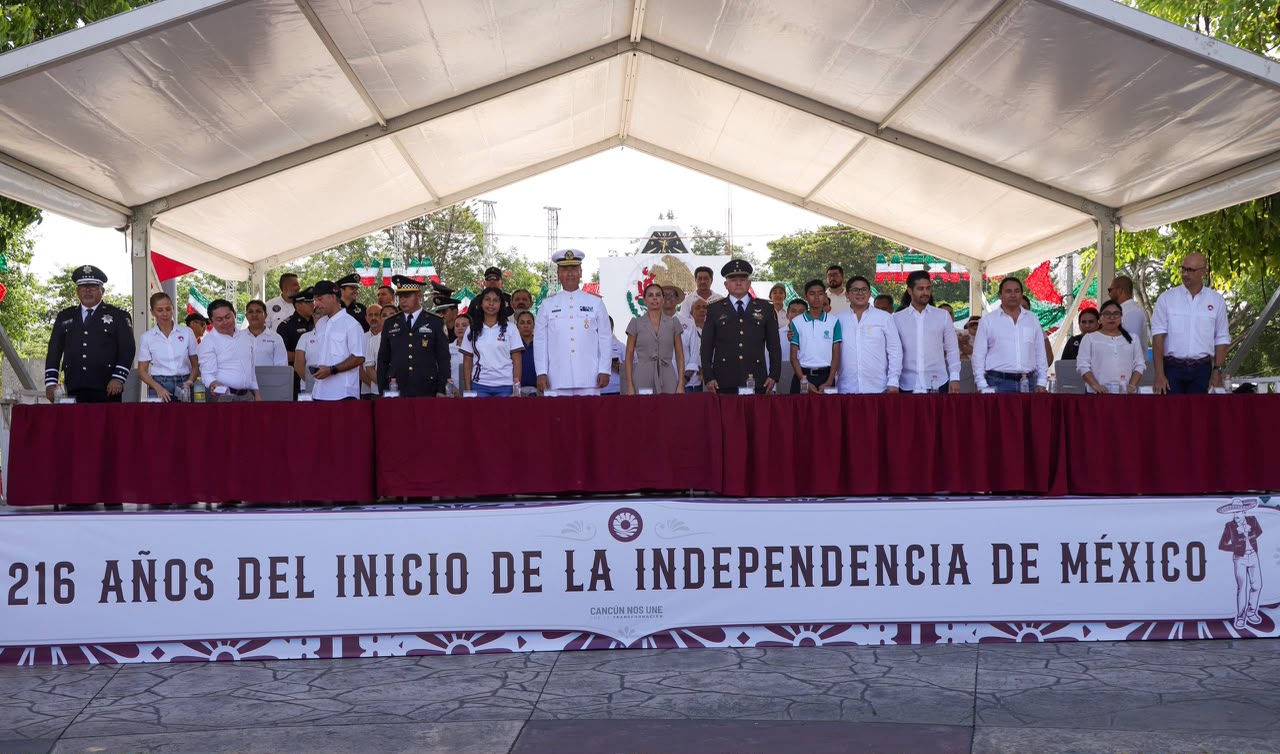Desfile cívico-militar reúne a más de 5 mil en Cancún