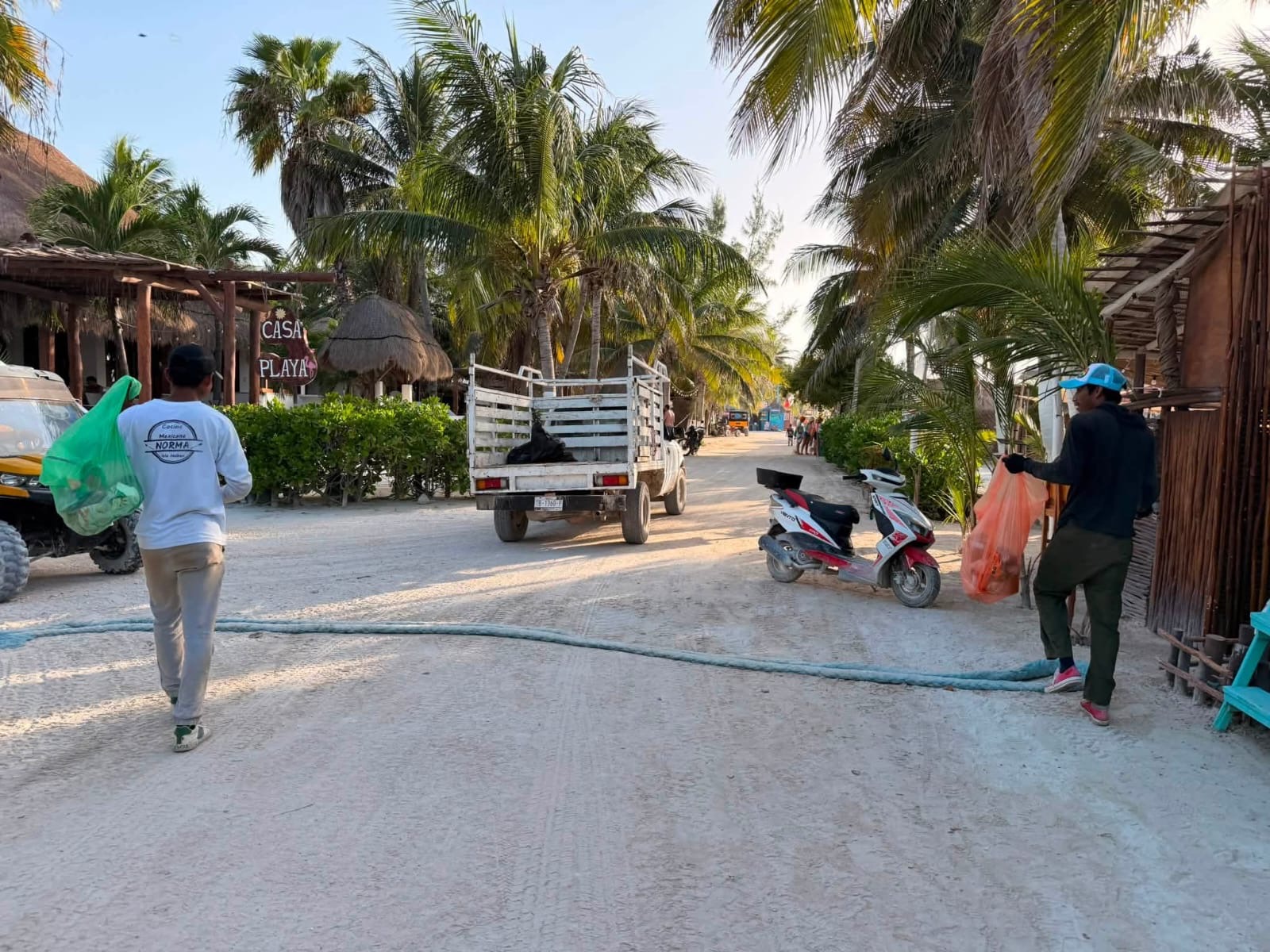 Brigadas limpian Holbox diariamente para turistas y locales