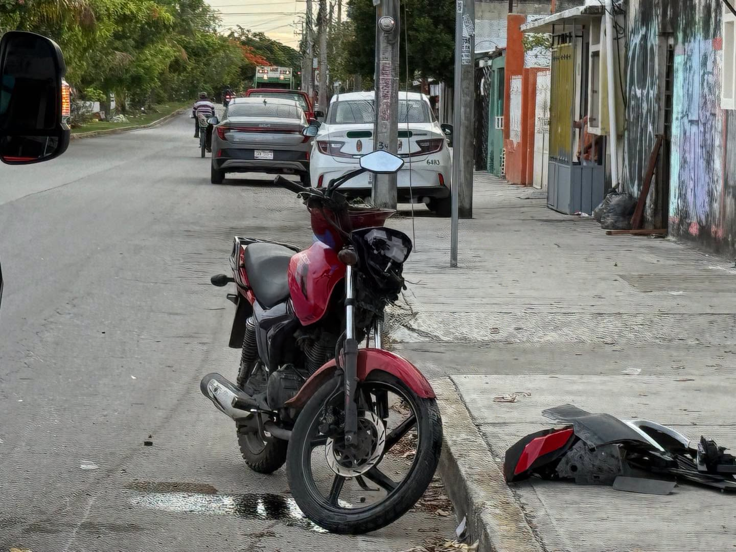 Motociclista lesionado tras choque en Chac Mool
