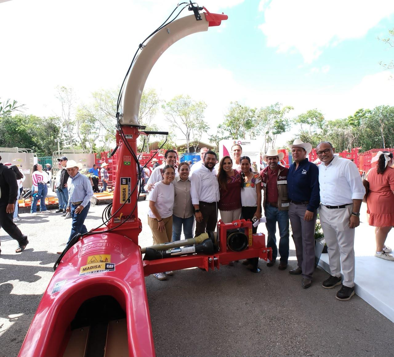 Mara Lezama entrega equipamiento para ganaderos