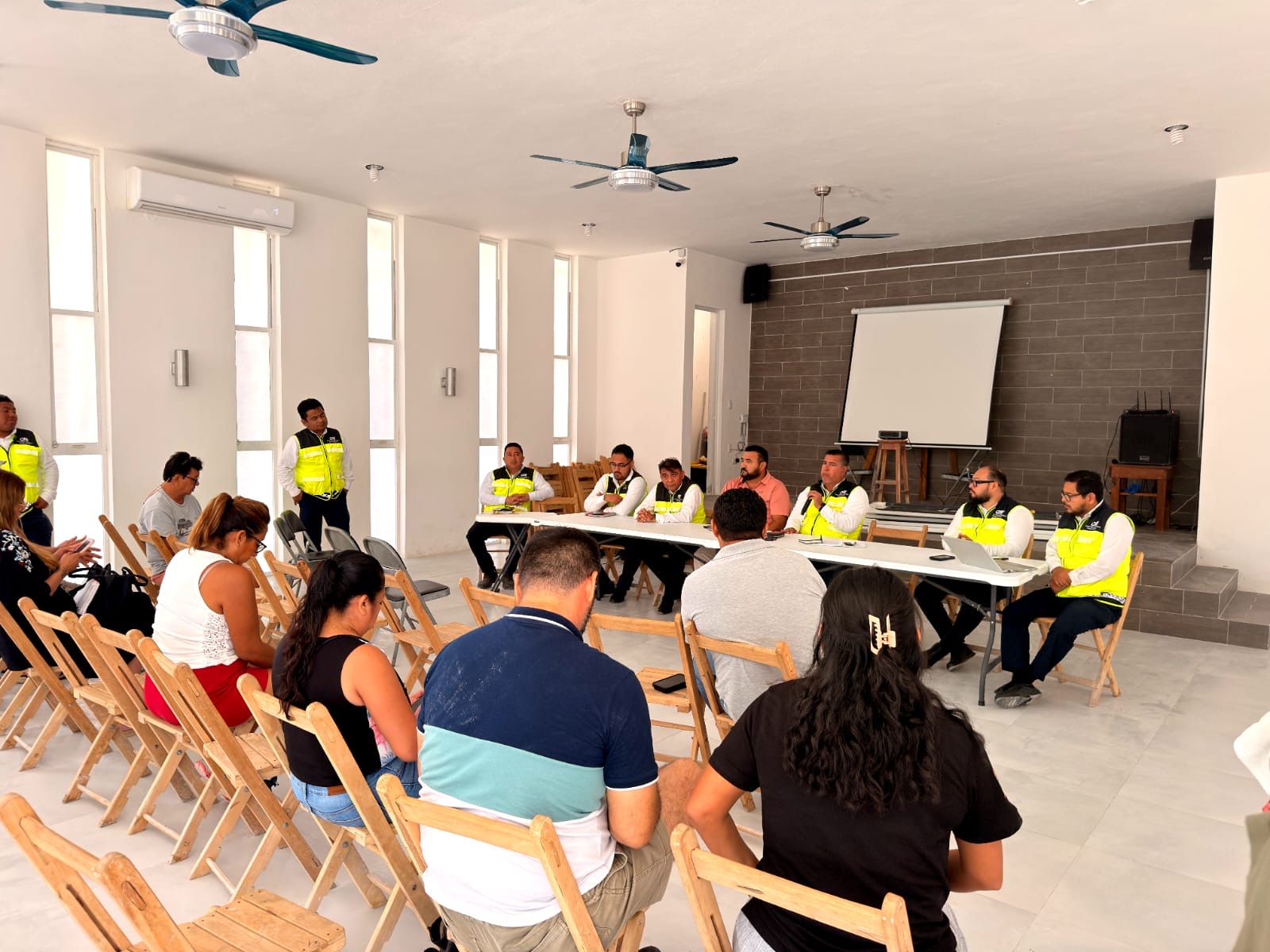 Ayuntamiento de Lázaro Cárdenas impulsa mejoras eléctricas en Holbox