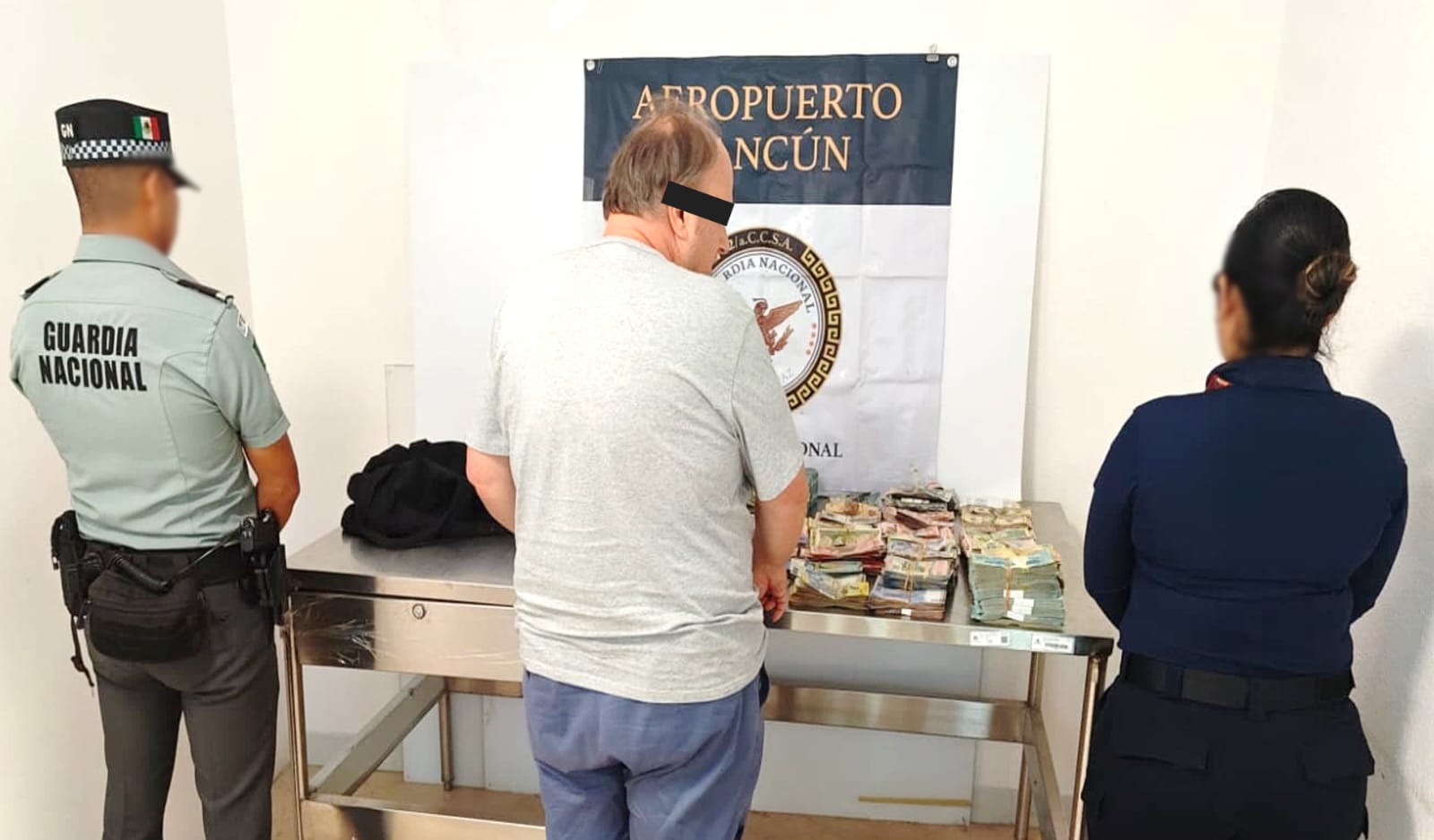 Detienen a hombre en aeropuerto de Cancún con 1.8 mdp en divisas