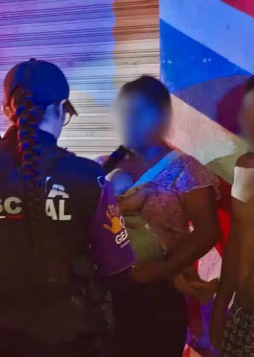 Hombre ebrio cae con bebé en Playa del Carmen