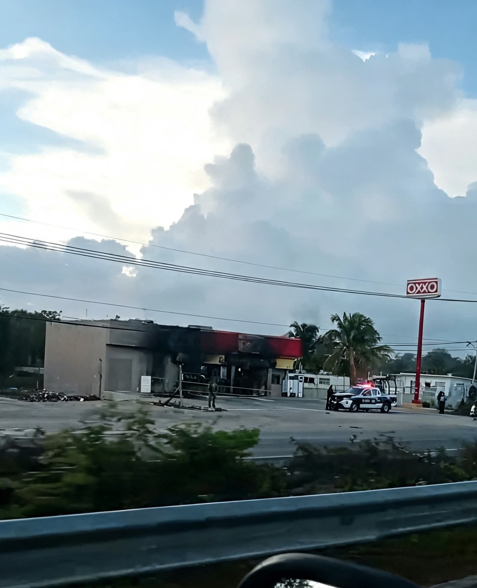 Incendio causa daños en Oxxo de Puerto Aventuras
