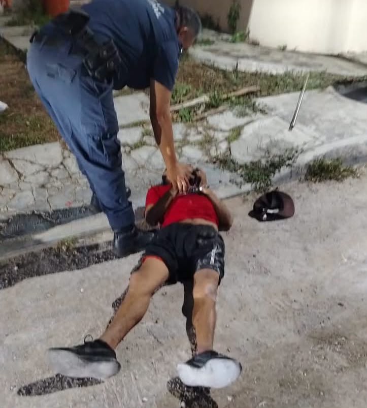 Cancunenses detienen a sujeto armado en Supermanzana 91