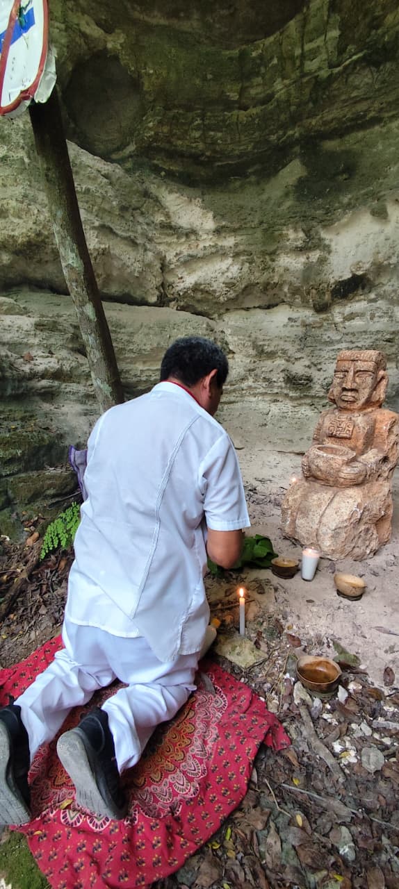 Instalan escultura maya en cenote de Sacalaca