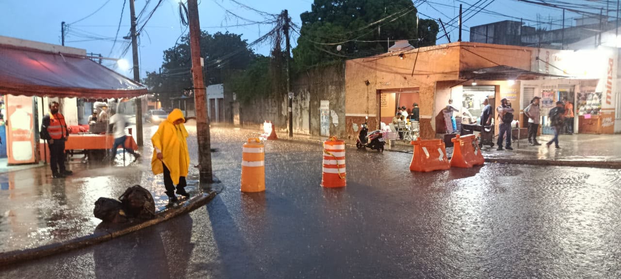 Policía Cancún cierra vialidades por encharcamientos graves