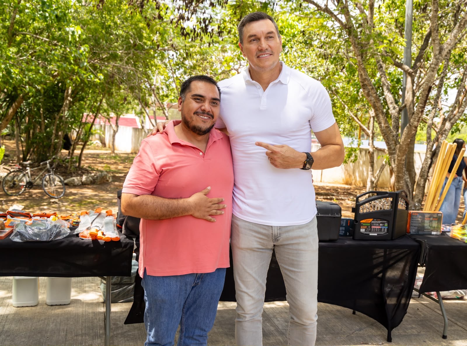 Playa del Carmen entrega equipo para mantenimiento deportivo