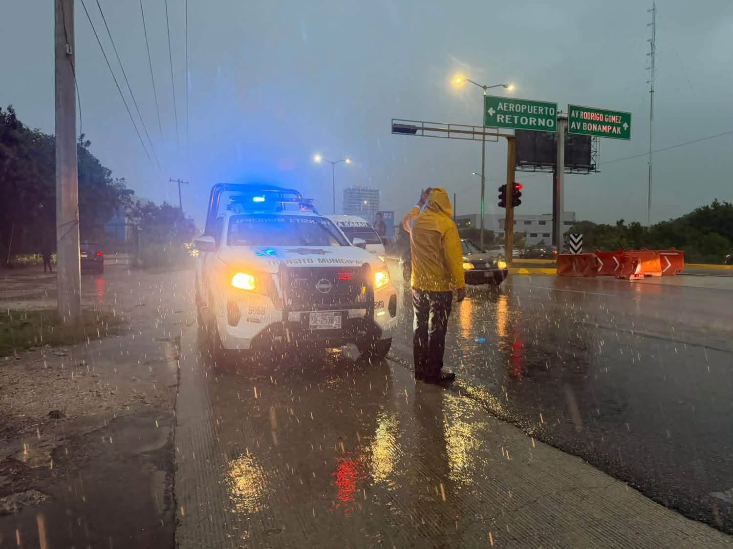 Brigadas atienden fuertes lluvias y mantienen vialidad en Cancún