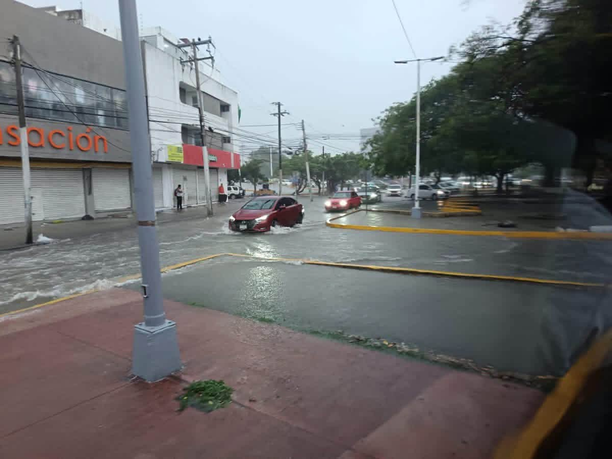 Fuertes lluvias afectan vialidades en Cancún este martes