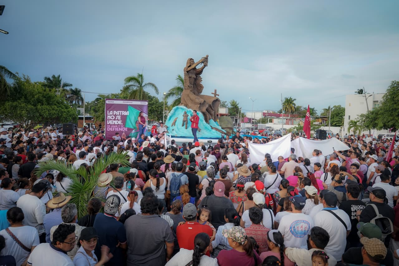 Gino Segura lidera marcha de 10 mil en Chetumal por Morena