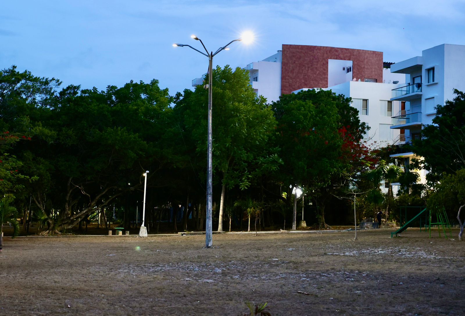 Ayuntamiento ilumina parque en SM 4 para seguridad ciudadana