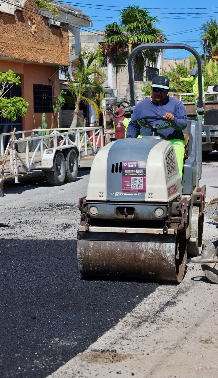 Ayuntamiento de Cancún refuerza mantenimiento vial por lluvias
