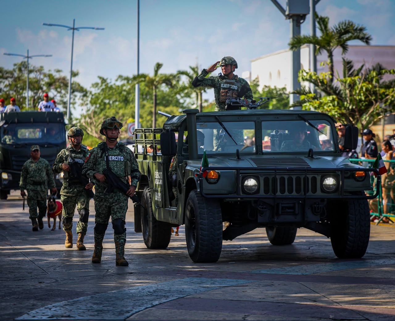 Desfile cívico-militar reúne a más de 5 mil en Cancún