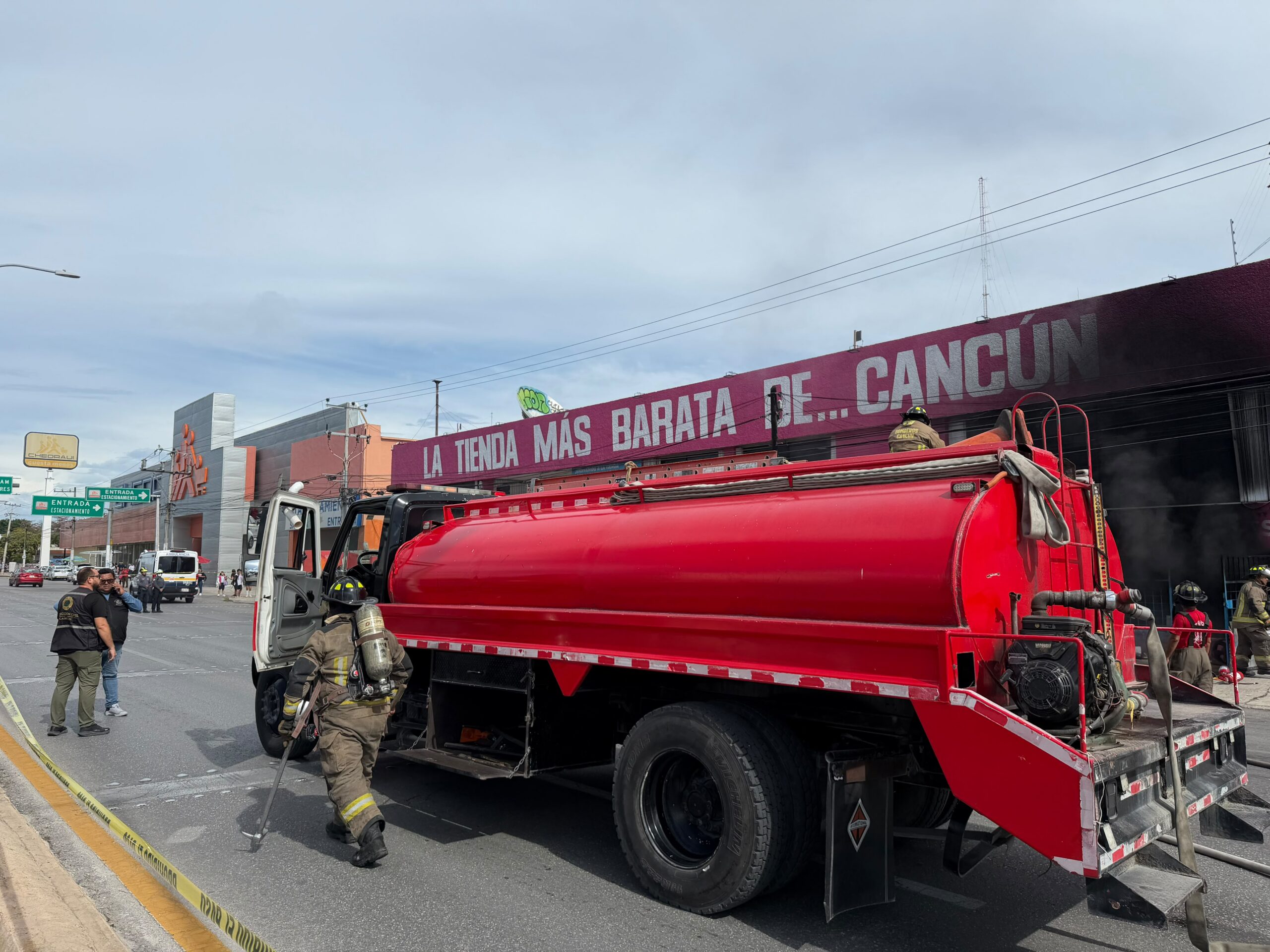 Incendio daña tienda en avenida López Portillo, Cancún