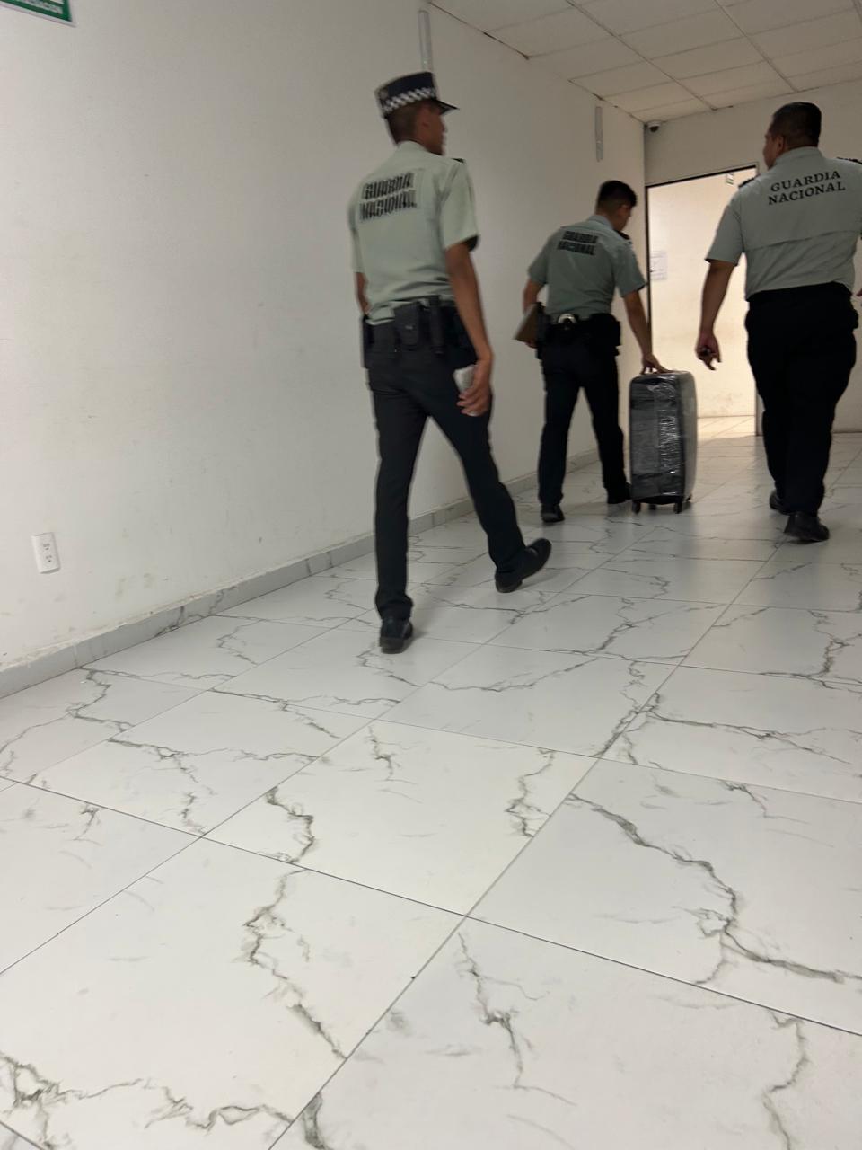 Detienen a hombre en aeropuerto de Cancún con 1.8 mdp en divisas