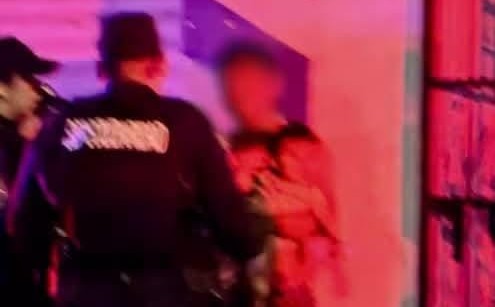 Hombre ebrio cae con bebé en Playa del Carmen