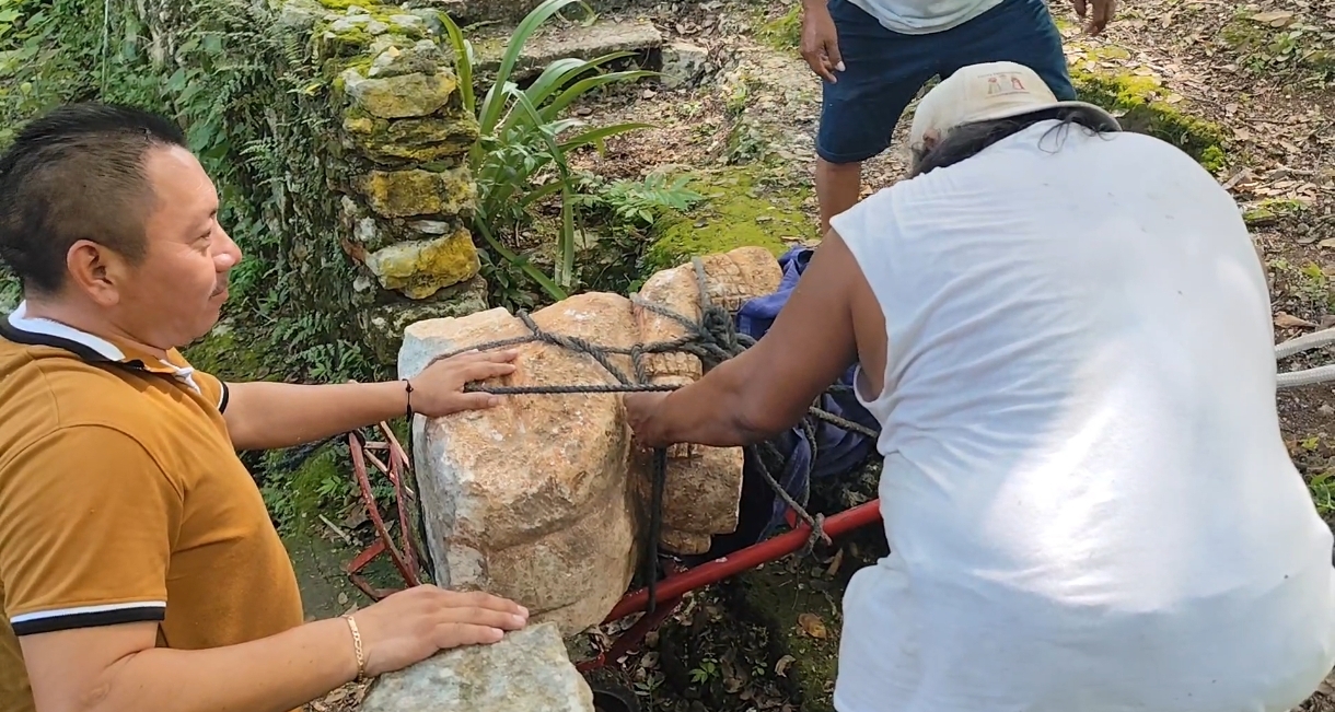 Instalan escultura maya en cenote de Sacalaca
