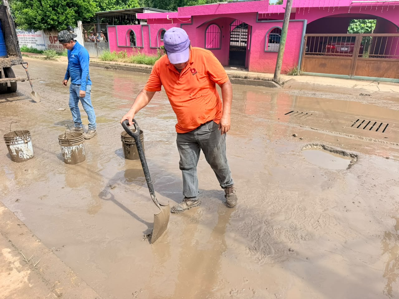 Lázaro Cárdenas rehabilita vialidad afectada por inundaciones